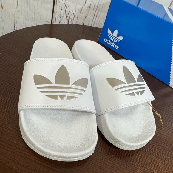 ADIDAS ADILETTE tri foil logo graphic slides in white size 7 womens 6 mens NIb - Picture 4 of 5